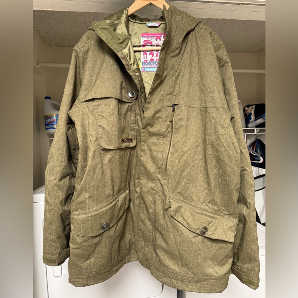 BURTON フード付きグリーンジャケット 2026年にPFASフリー100％を目指すBurtonの [ak]®︎ W25から新作